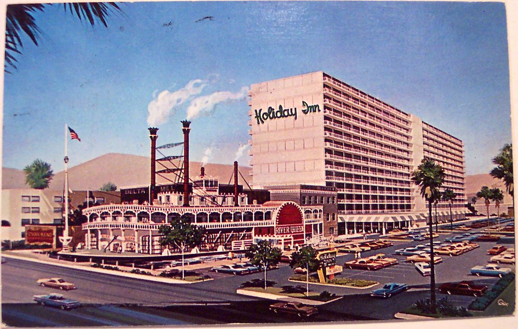 collecting Las Vegas souvenirs ā vintage Las Vegas postcard from the Strip